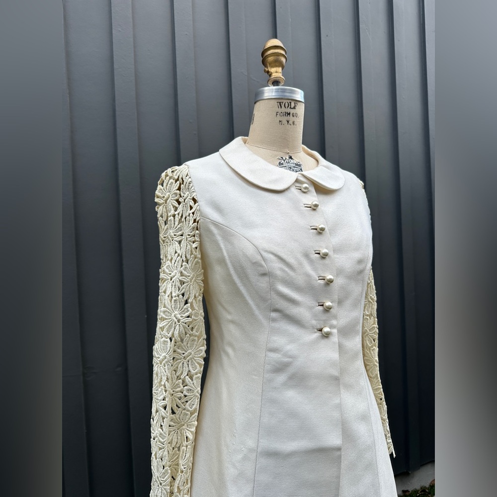 Vintage 1960s Saks Fifth Avenue Cream Daisy Long Sleeve Bridal Coat - Picture 4 of 15